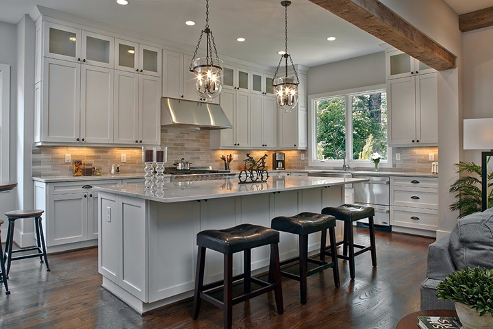 Traditional Kitchen overlooking Great Lucious Forest